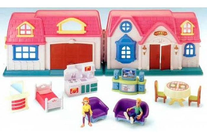Набор Keenway Home Sweet Home20151 Набор Keenway Home Sweet Home20151Набор Home Sweet Home - дом с предметами - лучшая игрушка для девочек. Производитель детских игрушек Keenway постоянно радует взрослых и детей качественной продукцией. Яркий пример такой игрушки – кукольный дом Home Sweet Home. В кукольном домике есть все необходимое для проживания: гостиная, гараж, спальня, кухня, где расположены плита и раковина. В доме живет семья – две подвижные фигурки, которые находятся в комплекте. В наборе находится и несколько предметов мебели и техники. Это стол и два стула, тумба с телевизором и диван, кресло и двуспальная кровать, кухонный гарнитур и туалетный стол с зеркалом. Двери гаража и дома открываются и закрываются. Дом раскрывается подобно книге, что позволяет в разложенном виде в нем расставить фигурки жильцов и мебель по желанию, после чего можно сложить дом и наблюдать за его жителями через окна. Сюжетно-ролевая игра помогает развить речь, моторику и координацию движений, логику, внимание и воображение, а так же способствует...