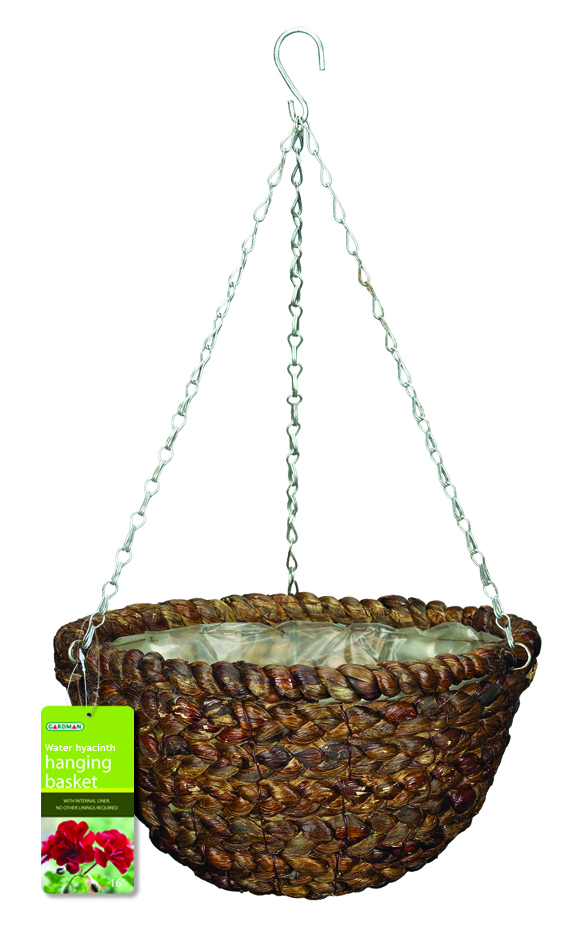 Корзина подвесная для цветов Gardman, диаметр 35 см. 0219402194 Корзина подвесная для цветов Gardman, диаметр 35 см. 0219402194Подвесная плетеная корзина Gardman изготовлена из водного гиацинта. Каркас выполнен из металла. Корзина уже оснащена специальной пленкой и полностью готова для посадки растений. Прекрасно подходит для цветов. Подвешивается с помощью специальной тройной металлической цепи с крючком. Кашпо часто становятся последним штрихом, который совершенно изменяет интерьер помещения или ландшафтный дизайн сада. Благодаря такому кашпо вы сможете украсить вашу комнату, офис или сад. Характеристики: Материал: металл, водный гиацинт. Диаметр корзины: 35 см. Высота корзины: 18 см. Товары для садоводства от Gardman - это вещи, сделанные с любовью, с истинно английской практичностью, основанной на глубоких традициях садоводства Великобритании. Эти товары широко известны садоводам Европы, США, Канады и Японии. Демократичные цены и продуманный ассортимент Gardman завоевал признательность и российского покупателя, достойного хороших, качественных вещей. В...
