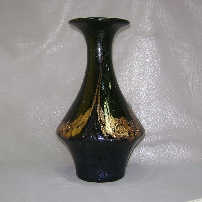 Ваза Dale Tiffany, цвет: черный, золотистый, высота 28 см. C08r004C08r004 Ваза Dale Tiffany, цвет: черный, золотистый, высота 28 см. C08r004C08r004Элегантная ваза Dale Tiffany выполнена из высококачественного стекла и оформлена оригинальным орнаментом с блестками. Она придется по вкусу и ценителям классики, и тем, кто предпочитает утонченность и изящность. Вы можете поставить вазу в любом месте, где она будет удачно смотреться и радовать глаз. Такая ваза подойдет и для цветов, и для декора интерьера. Кроме того - это отличный вариант подарка для ваших близких и друзей.