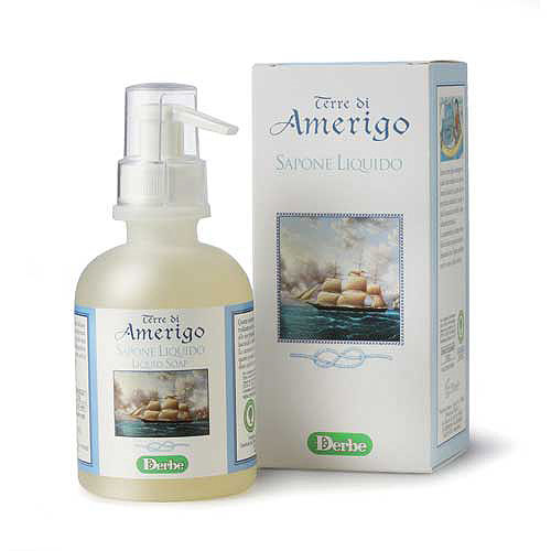 Derbe Мыло жидкое Terre Di Amerigo, 250 млA931648733 Derbe Мыло жидкое Terre Di Amerigo, 250 млA931648733Мягкое деликатное мыло Derbe Terre Di Amerigo имеет стойкий крепкий аромат, который невозможно не заметить. Ваши руки будут пахнуть так, как будто вы нанесли на них парфюм. Шампунь, мыло и дезодорант серии Terre Di Amerigo в единой парфюмерной гамме завершают образ сильного уверенного в своих силах мужчины, склонного к приключениям и авантюрам!