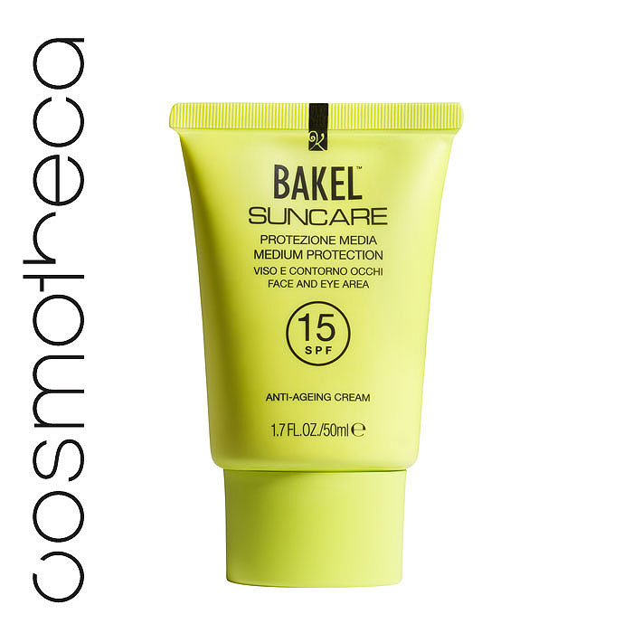 Bakel Крем Suncare для кожи лица и области вокруг глаз, солнцезащитный, антивозрастной, SPF 15, 50 млSUNF15 Bakel Крем Suncare для кожи лица и области вокруг глаз, солнцезащитный, антивозрастной, SPF 15, 50 млSUNF15Кожа лица особенно чувствительна к воздействию солнечных лучей, поэтому правильный выбор солнцезащитного средства существенно влияет на свежесть загара и помогает сохранить молодость. Bakel Suncare содержит особые компоненты, удовлетворяющие всем потребностям вашей кожи. Керамиды (физиологические компоненты кожи) наряду с антивозрастным воздействием повышают тонус кожи и эластичность. Солодовый экстракт препятствует разрушению волокон коллагена из-за воздействия ультрафиолетовых лучей. Масло карите глубоко питает кожу и делает ее более упругой. Вода гамамелиса виргинского - успокаивающее действие, антиоксидант; Диэтилгексил карбонат и этилгексил пальмитат - увлажнение; Олеил олеат - увлажнение; Оксид цинка - защита от УФ-лучей; Диоксид титана - защита от УФ-лучей; Этилгексилметоксициннамат - защита от УФ-лучей; Каприловый, каприновый триглицерид - питание; Глицерин - питание; Гидролизованный солодовый экстракт - антивозрастное...