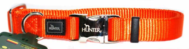 Ошейник для собак Hunter Smart ALU-Strong S, цвет: оранжевый43966 Ошейник для собак Hunter Smart ALU-Strong S, цвет: оранжевый43966Ошейник для собак Hunter Smart ALU-Strong предназначен для собак средних пород. Ошейник изготовлен из нейлона, оснащен надежной металлической застежкой и металлическим кольцом для поводка. Бегунок позволяет регулировать и фиксировать длину ошейника. Фурнитура выполнена из хромированного металла. Обхват шеи: 30 см - 45 см. Ширина ошейника: 1,5 см.