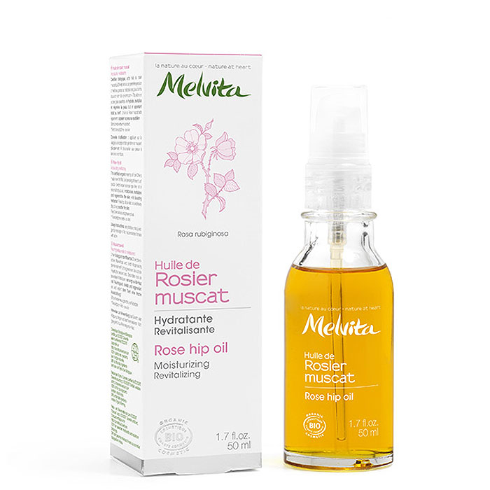 Melvita Масло Шиповник, 50 мл026127 Melvita Масло Шиповник, 50 мл026127Это масло из семян чилийского шиповника богато жирными кислотами. Оно питает и восстанавливает чувствительную и обезвоженную кожу. Также это масло способно обесцвечивать пигментные пятна. Благодаря регенерирующим свойствам, оно улучшает внешний вид кожи, повышает ее упругость и предотвращает появление растяжек. Его можно использовать после пребывания на солнце, чтобы успокоить и смягчить кожу. Не рекомендуется для кожи, склонной к появлению угревой сыпи. Способ применения : наносите масло на кожу лица и тела восходящими движениями по массажным линиям в течение 2-3 минут.