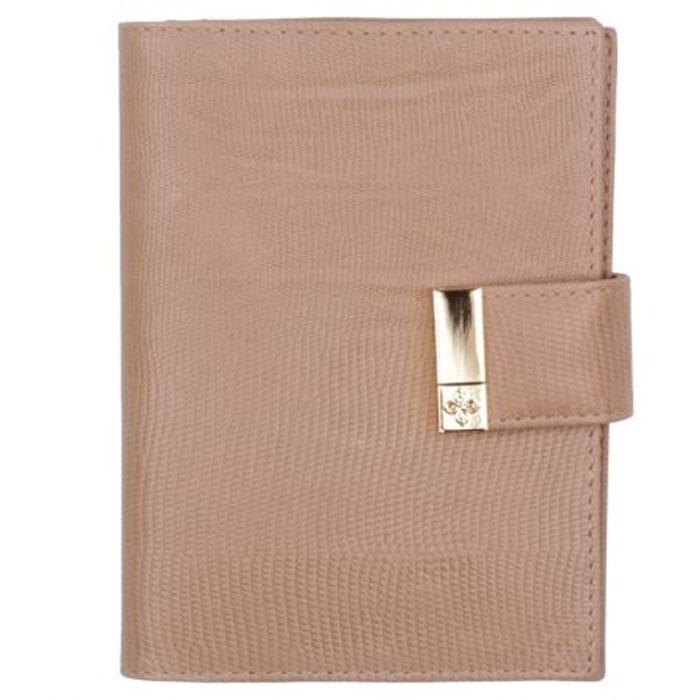 Бумажник водителя Dimanche Elite Beige, цвет: бежевый. 731731 Бумажник водителя Dimanche Elite Beige, цвет: бежевый. 731731Стильный бумажник водителя Elite Beige выполнен из натуральной мягкой кожи с тиснением “под варана”. На внутреннем развороте расположено два вертикальных кармана из кожи, четыре прорезных кармашка для кредиток или визитных карточек, карман для sim-карты, прозрачный блок из шести карманов для документов и отделение для паспорта. Бумажник закрывается при помощи хлястика на кнопку. Бумажник не только поможет сохранить внешний вид ваших документов и защитит их от повреждений, но и станет ярким аксессуаром, который подчеркнет ваш образ. Бумажник водителя упакован в подарочную картонную коробку с логотипом фирмы. Характеристики: Материал: натуральная кожа, текстиль, ПВХ. Размер обложки: 10 см х 13,5 см х 2 см. Цвет: бежевый.