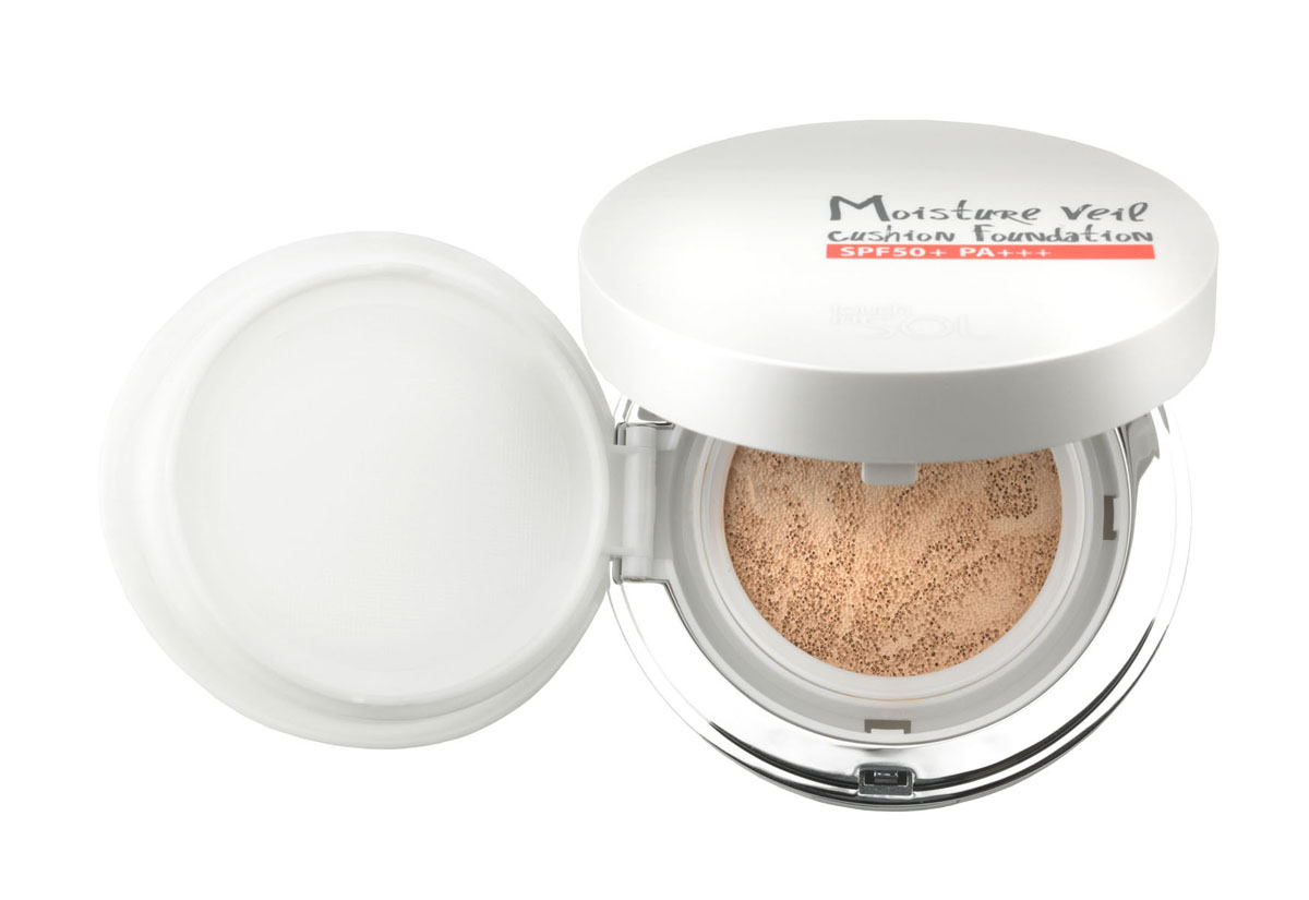 Touch In Sol Компатная основа для лица Moisture Veil Cushion Foundation, увлажняющая, тон №23 Natural Beige, SPF50 PA+++, 15 млУТ000000567 Touch In Sol Компатная основа для лица Moisture Veil Cushion Foundation, увлажняющая, тон №23 Natural Beige, SPF50 PA+++, 15 млУТ000000567Компактная система двойного увлажнения. 24 часа увлажнения и прекрасный макияж на весь день. Мультифункциональная основа под макияж средней плотности хорошо маскирует поры и неровности кожи. Комплекс из крупноплодной клюквы богат антиоксидантами, увлажняет и корректирует кожу. Эффект: SPF 50+++, осветляет, против морщин. 3 в одном функциональное средство: основа под макияж и максимум увлажнения. Товар сертифицирован.