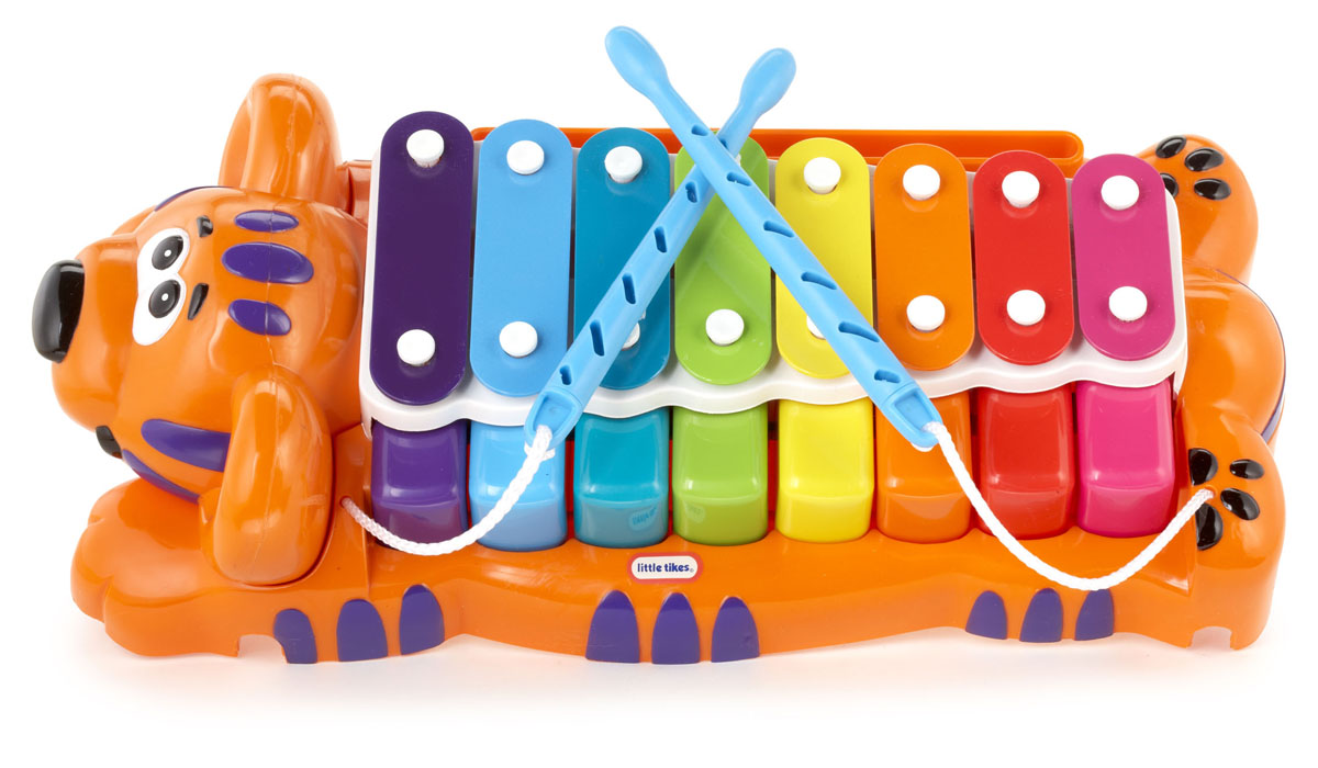 Музыкальная игрушка Little Tikes Тигр 629877 Музыкальная игрушка Little Tikes Тигр 629877Яркая музыкальная игрушка Little Tikes Тигр порадует вашего малыша и не позволит ему скучать. Она выполнена в виде лежащего тигра, на спине которого расположены восемь разноцветных металлических пластин, настроенных на восемь определенных тонов, а под ними восемь клавиш. Таким образом, игрушка имитирует два музыкальных инструмента: пианино и ксилофон. В комплект входят пластиковые палочки для игры на ксилофоне и ноты. Ребенок сможет сочинять собственные музыкальные произведения или проигрывать мелодии по нотам. Музыкальная игрушка Тигр поможет развить у ребенка музыкальный слух, чувство ритма, концентрацию внимания и мелкую моторику рук.