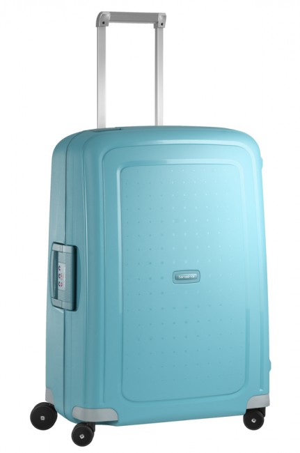 Чемодан Samsonite SCure, 79 л. 10U-11001, бирюзовый10U-11001 Чемодан Samsonite SCure, 79 л. 10U-11001, бирюзовый10U-11001Чемодан Samsonite SCure - это самый легкий чемодан, выполненный из полипропилена Flowlite, очень прочного и устойчивого к износу материала. Особо тонкие створки позволяют разместить вещей намного больше, а внутренние органайзерные ремни, сетки и карманы позволят сохранить в порядке ваши вещи, как долго бы ни длилось путешествие. Высококачественная фурнитура гарантирует прочность всех деталей, надежность молний и плавность выдвижной ручки с регулируемой высотой, а двойные колеса обеспечивают плавность хода вашему чемодану. Чемодан закрывается на защелки и оснащен замком безопасности TSA, который исключает возможность взлома при досмотре во время путешествий. Отверстие в кодовом замке предназначено для работников таможни (открытие багажа для досмотра без присутствия хозяина). Ключ находится только у таможни. Выдвижная ручка, фиксирующаяся в четырех положениях, обеспечивает хорошую устойчивость и может быть отрегулирована под рост каждого пользователя. Со стороны...