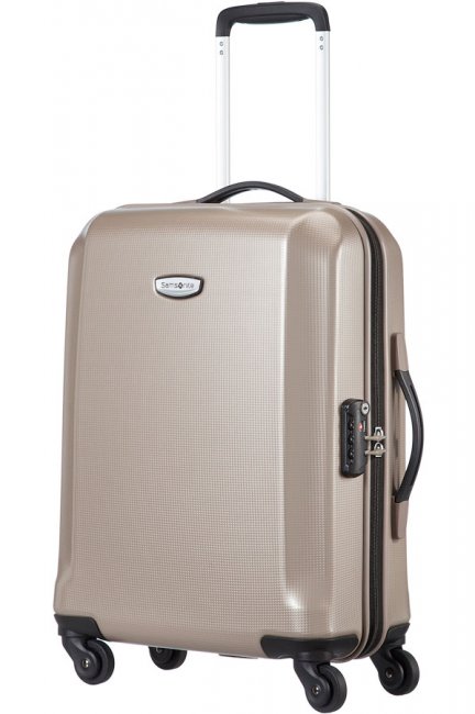 Чемодан Samsonite Skydro, 30,5 л. 45V-05002, шампань45V-05002 Чемодан Samsonite Skydro, 30,5 л. 45V-05002, шампань45V-05002Чемодан Samsonite Skydro - это особо прочный и надежный чемодан, которые выполнен из стопроцентного поликарбоната, обеспечивающего максимальную защиту ваших вещей во время длительных поездок. Внутренняя организация чемодана дает возможность удобно и компактно складывать вещи, в то время как двойные колеса обеспечивают прекрасную маневренность. Чемодан оснащен замком безопасности TSA, который исключает возможность взлома при досмотре во время путешествий. Отверстие в кодовом замке предназначено для работников таможни (открытие багажа для досмотра без присутствия хозяина). Ключ находится только у таможни. Выдвижная ручка, фиксирующаяся в двух положениях, обеспечивает хорошую устойчивость и может быть отрегулирована под рост каждого пользователя. Внутри чемодан состоит из одного главного отделения с перекрещивающимися багажными ремнями, соединяющимися при помощи пластикового карабина, сбоку отделения имеется вшитый сетчатый карман на застежке молнии. На крышке, с...