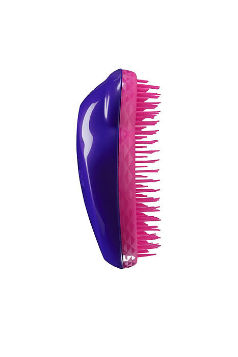 Tangle Teezer Расческа для волос The Original. Plum DeliciousNO-PU-011012 Tangle Teezer Расческа для волос The Original. Plum DeliciousNO-PU-011012Профессиональная распутывающая расческа для волос Tangle Teezer The Original идеально подходит для всех типов волос. Оригинальная форма зубчиков обеспечивает двойное действие и позволяет быстро и безболезненно расчесать влажные и сухие волосы. Благодаря эргономичному дизайну расческу удобно держать в руках, не опасаясь выскальзывания. Товар сертифицирован.