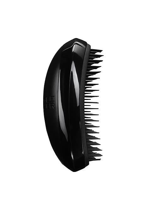 Tangle Teezer Расческа для волос Salon Elite. Midnight BlackSE-PB-010112 Tangle Teezer Расческа для волос Salon Elite. Midnight BlackSE-PB-010112Профессиональная распутывающая расческа Tangle Teezer Salon Elite идеально подходит для всех типов волос. Оригинальная форма зубчиков обеспечивает двойное действие и позволяет быстро и безболезненно расчесать влажные и сухие волосы. Благодаря эргономичному дизайну расческу удобно держать в руках, не опасаясь выскальзывания. Товар сертифицирован.