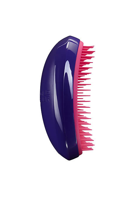 Tangle Teezer Расческа для волос Salon Elite. Purple CrushSE-PC-010313 Tangle Teezer Расческа для волос Salon Elite. Purple CrushSE-PC-010313Профессиональная распутывающая расческа Tangle Teezer Salon Elite Purple Crush идеально подходит для всех типов волос. Оригинальная форма зубчиков обеспечивает двойное действие и позволяет быстро и безболезненно расчесать влажные и сухие волосы. Благодаря эргономичному дизайну, расческу удобно держать в руках, не опасаясь выскальзывания. Товар сертифицирован.