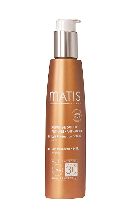 Matis Солнцезащитное молочко для тела SPF30 150 мл37266 Matis Солнцезащитное молочко для тела SPF30 150 мл37266Мягкое и шелковистое молочко для светлой и чувствительной кожи с высокой степенью защиты. Придает коже приятный аромат, напоминающий о лете. Разработано без добавления усилителя загара. Молочко эффективно защищает кожу от солнечных лучей. Защищает ДНК клетки и препятствует фотостарению. Антилеукин®6 - защита ДНК клеток; Фильтры UVB, Фильтры UVA - защита от ультрафиолета. Способ применения: равномерно наносить на все тело за 20 – 30 минут до выхода на солнце. Повторять нанесение не реже, чем через каждые два часа и после купания.
