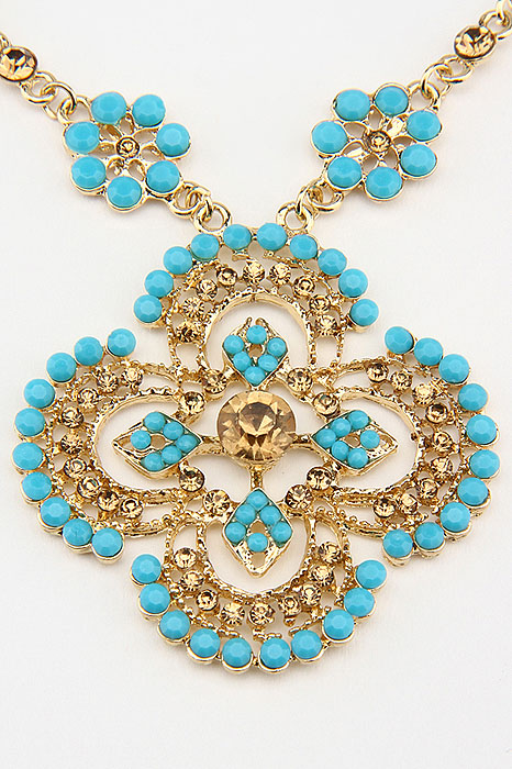 Колье Fashion Jewelry, цвет: золотистый, голубой. NK0153NK0153 Колье Fashion Jewelry, цвет: золотистый, голубой. NK0153NK0153Оригинальное колье Fashion Jewelry представляет собой цепочку из металла и кулон в виде медальона. Кулон выполнен из металла и декорирован стразами из стекла и пластика. Колье имеет надежную застежку-карабин. Колье Fashion Jewelry не только привлечет внимание окружающих, но и дополнит ваш образ и поможет создать свой неповторимый стиль.