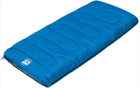 Спальный мешок-одеяло KSL Camping Comfort, цвет: синий, правосторонняя молния. 6253.010516253.01051 Спальный мешок-одеяло KSL Camping Comfort, цвет: синий, правосторонняя молния. 6253.010516253.01051С данной моделью спальника у вас больше никогда не возникнет никаких проблем при необходимости заночевать на природе. Спальный мешок-одеяло KSL Camping Comfort – лучший выбор для любителей летних походов. Внешний слой спальника сделан из полиэстера, а внутренний - из мягкого хлопка, нежного и весьма приятного на ощупь. Между ними расположено два слоя синтетического наполнителя. Наполнитель отлично сохраняет тепло, но при этом легок и пропускает воздух, благодаря чему ночевки в спальнике Camping Comfort будут комфортными. При необходимости вы можете состегнуть вместе два спальника, так как модель оборудована специальной молнией. Спальник легок в транспортировке и не займет много места в рюкзаке. Его удобно брать с собой даже хрупкой девушке. Кроме этого, за счет яркого синего цвета на спальнике не заметны загрязнения, что весьма актуально для людей, любящих походы. Но даже если после вылазки на природу вам понадобится его постирать, это можно сделать обычным...