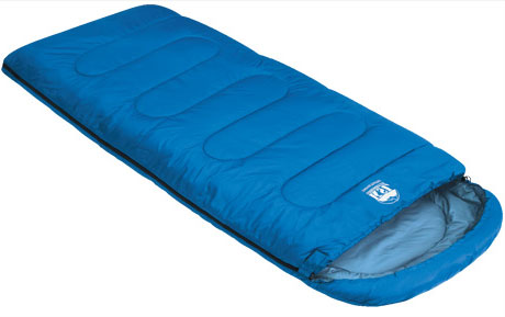 Спальный мешок-одеяло KSL Camping Comfort Plus, цвет: синий, левосторонняя молния. 6254.010526254.01052 Спальный мешок-одеяло KSL Camping Comfort Plus, цвет: синий, левосторонняя молния. 6254.010526254.01052Любой турист знает, как важно перед вылазкой на природу заранее продумать вопрос ночевки. Причем стоит помнить, что даже в летнюю пору нередко случаются прохладные ночи. И вот здесь незаменимой вещью окажется качественный спальник. Один из таких вариантов предлагает компания KSL. Выпускаемый ею кемпинговый спальник-одеяло с подголовником Camping Comfort Plus можно смело назвать лучшим выбором для туриста, привыкшего к удобству. Мешок рассчитан на использование в теплое время года . Внешняя ткань данной модели - полиэстер, внутренняя - натуральный и мягкий хлопок, который очень приятен на ощупь. Между этими слоями ткани находится два слоя синтетического наполнителя. Весит спальник Camping Comfort Plus 1,9 кг. При этом спальник отличается солидной вместительностью. В нем будут себя комфортно чувствовать даже люди с габаритами несколько выше средних, мешок не стесняет движений и позволяет принимать во сне любое положение. При необходимости спальный мешок...