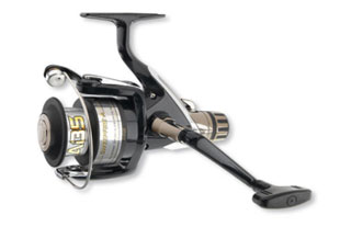 Катушка безынерционная Daiwa Sweepfire 3550 A, задний фрикцион17829 Катушка безынерционная Daiwa Sweepfire 3550 A, задний фрикцион17829Модельный ряд Sweepfire - это достижение умеренной цены, которой нет равных. Быстрая, мощная система с великолепным центральным подшипником. TWIST BUSTER II - противозакручиватель лески с покрытием твердым хромом и нитридом титана, защищенный бамперным элементом. ABS (шпуля с обратным конусом) - Специально разработанные Daiwa шпули с обратным конусом уменьшают вероятность образования бороды и способствуют дальности заброса. Благодаря увеличенному диаметру шпули повышается скорость намотки и улучшается работа фрикциона.