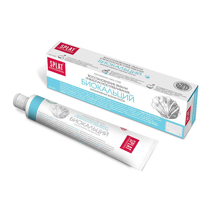 Splat Professional Зубная паста Biocalcium / Биокальций, 40 млКБ-173 Splat Professional Зубная паста Biocalcium / Биокальций, 40 млКБ-173Восстановление эмали и безопасное отбеливание. Комплексная зубная паста с биоактивным Кальцисом, полученным из яичной скорлупы, и гидроксиапатитом – строительным веществом твердых тканей зуба. Паста предназначена для восстановления эмали и снижения чувствительности зубов. Она насыщает природным кальцием поврежденные зоны на начальных стадиях кариеса. Частицы гидроксиапатита – основного строительного вещества твердых тканей зуба – действуют идентично пломбе, «замуровывая» микротрещины на поверхности эмали. Натуральные ферменты расщепляют налет, способствуя сохранению свежести дыхания. Высокое содержание активных компонентов позволяет укрепить эмаль и снизить повышенную чувствительность зубов уже после нескольких дней использования. Сочетание натурального фермента папаина с компонентом Polydon препятствует образованию налета и зубного камня. Бикарбонат натрия нормализует pН-баланс полости рта и заботится о здоровье десен. Инновационная система Sp.White system безопасно...