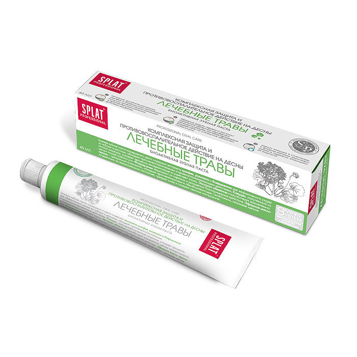 Splat Professional Зубная паста Medical Herbs / Лечебные травы, 40 млКЛ-171 Splat Professional Зубная паста Medical Herbs / Лечебные травы, 40 млКЛ-171Комплексная защита и противовоспалительное действие на десны. Гелевая зубная паста изумрудного цвета содержит экстракты лечебных трав и растений и масло герани для эффективного ухода за зубами и деснами. Обладает противовоспалительным и кровоостанавливающим действием. Сочетание экстрактов ромашки, шалфея и боярышника обеспечивает комплексное антибактериальное, противовоспалительное, укрепляющее и тонизирующее действие на десны. Кальцис, полученный из яичной скорлупы, укрепляет эмаль и защищает от кариеса. Экстракт облепихи способствует заживлению мягких тканей полости рта. Эфирное масло герани - прекрасный антисептик, обладает противовирусным и обезболивающим свойствами, оказывая мягкое воздействие на эмоциональное состояние, придает силы и создает светлое настроение. Фторид-ионы укрепляют эмаль и делают ее устойчивой к воздействию органических кислот, а также оказывают бактерицидное действие. Содержит фтор (1000 ppm). Клинически...
