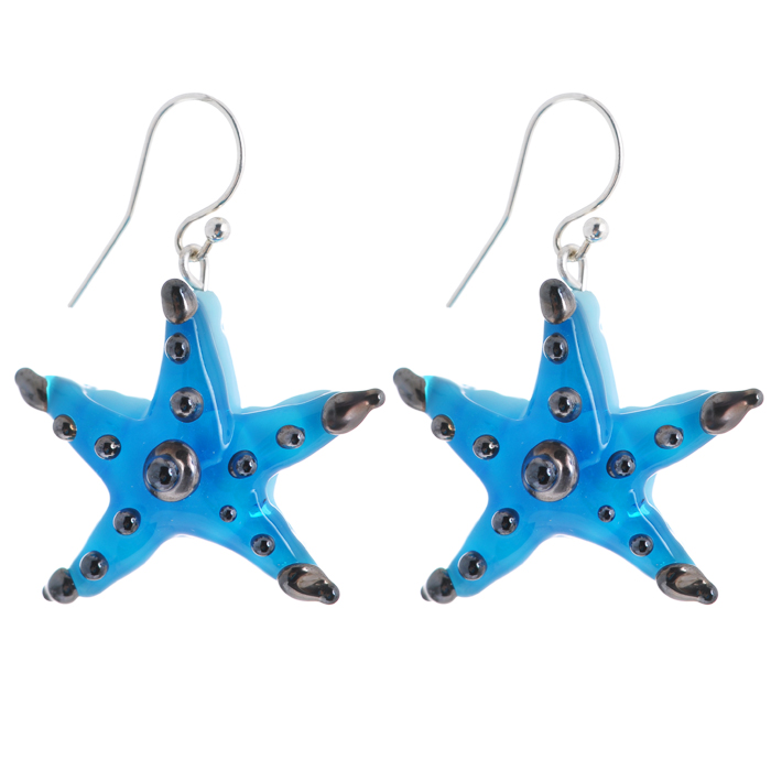 Серьги Levigato starfish (Стекло, металл). Ручная авторская работа. ER0053ER0053 Серьги Levigato starfish (Стекло, металл). Ручная авторская работа. ER0053ER0053Материал: стекло, металл. Общая высота серьги: 4 см. Размер декоративного элемента: 3 см х 2,5 см. Ручная работа. Автор Ольга Букина. Великолепные серьги, изготовленные из стекла и металла, прекрасно дополнят ваш образ. Декоративный элемент выполнен в виде морской звезды голубого цвета. Такие серьги идеально подчеркнут ваш неповторимый стиль и добавят женственности и элегантности. Каждое украшение выполнено вручную и потому уникально. Ваше украшение может несколько отличаться в деталях от представленного на фотографии. Общий вид украшения сохраняется.
