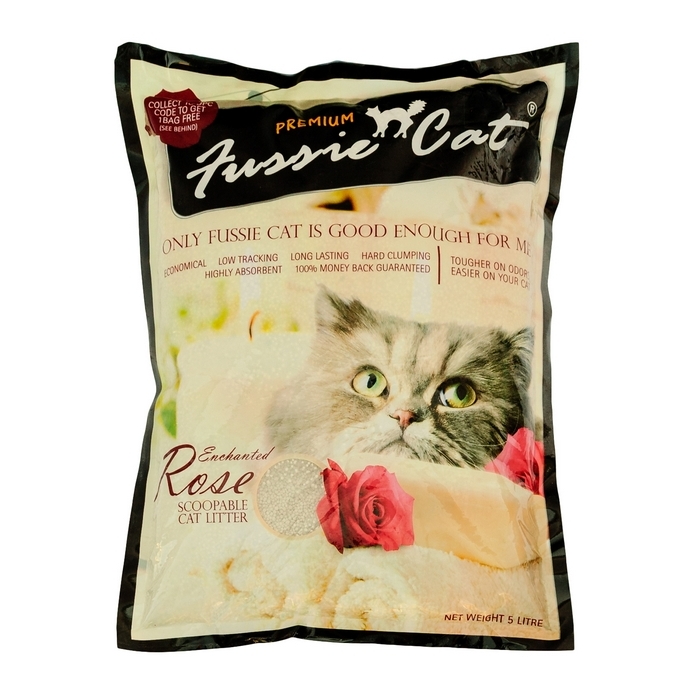 Наполнитель для кошачьего туалета Fussie Cat, комкующийся, с ароматом розы, 5 л300142 Наполнитель для кошачьего туалета Fussie Cat, комкующийся, с ароматом розы, 5 л300142Комкующийся наполнитель Fussie Cat изготовлен из натуральных бентонитовых глин с добавлением аромата розы. Наполнитель абсолютно безопасен для окружающей среды. Основные преимущества наполнителя Fussie Cat: - эффективно впитывает влагу и устраняет запах (это один из самых важных показателей комкующихся наполнителей); - легко комкуется, образует плотный комок, удобно убирать совком; - без пыли (второй по важности показатель комкующихся бентонитовых наполнителей); - нетоксичен, экологически чист. Состав: натуральный бетонит. Объем: 5 л.
