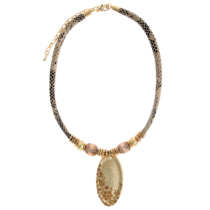 Колье Fashion Jewelry, цвет: золотистый, бежевый. AH71200AH71200 Колье Fashion Jewelry, цвет: золотистый, бежевый. AH71200AH71200Оригинальное колье Fashion Jewelry представляет собой текстильный шнурок, с теснением «под питона», украшенный декоративными элементами и подвеской. Декоративные элементы, выполненные из пластика и металла, декорированы стразами. Подвеска выполнена из металла овальной формы и инкрустирована стразами. Колье имеет надежную застежку-карабин с регулирующей длину цепочкой. Колье Fashion Jewelry не только привлечет внимание окружающих, но и дополнит ваш образ и поможет создать свой неповторимый стиль. Характеристики: Размер подвески: 3 см х 5,5 см. Длина колье: 41 см - 50 см. Ширина шнурка: 0,8 см.