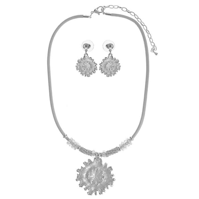 Комплект украшений Fashion Jewelry: колье, серьги, цвет: серебристый, белый. AH71147WAH71147W Комплект украшений Fashion Jewelry: колье, серьги, цвет: серебристый, белый. AH71147WAH71147WОригинальный комплект украшений Fashion Jewelry включает в себя стильные серьги и колье. Украшения выполнены из металла, пластика и текстиля. Колье состоит из текстильного шнурка с декоративными элементами и подвески в виде цветочка. Колье имеет надежную застежку-карабин с регулирующей длину цепочкой. Элегантные серьги с застежками-гвоздиками, снабженными надежными силиконовыми фиксаторами, выполнены из металла с подвеской в виде цветочка. Изящный комплект придаст вашему образу изюминку, подчеркнет красоту и изящество вечернего платья или преобразит повседневный наряд. Такой комплект позволит вам с легкостью воплотить самую смелую фантазию и создать собственный, неповторимый образ.
