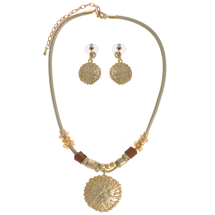 Комплект украшений Fashion Jewelry: колье, серьги, цвет: золотистый. AH71130AH71130 Комплект украшений Fashion Jewelry: колье, серьги, цвет: золотистый. AH71130AH71130Оригинальный комплект украшений Fashion Jewelry включает в себя стильные серьги и колье. Украшения выполнены из металла, пластика и текстиля. Колье состоит из текстильного шнурка, с декоративными элементами и подвеской. Подвеска, выполненная из металла круглой формы. Колье имеет надежную застежку-карабин с регулирующей длину цепочкой. Элегантные серьги с застежками-гвоздиками, снабженными надежными силиконовыми фиксаторами, выполнены из металла. Изящный комплект придаст вашему образу изюминку, подчеркнет красоту и изящество вечернего платья или преобразит повседневный наряд. Такой комплект позволит вам с легкостью воплотить самую смелую фантазию и создать собственный, неповторимый образ. Характеристики: Длина колье: 41 - 50 см. Размер подвески: 4 см х 4,5 см. Размер серьги: 3 см х 2 см.