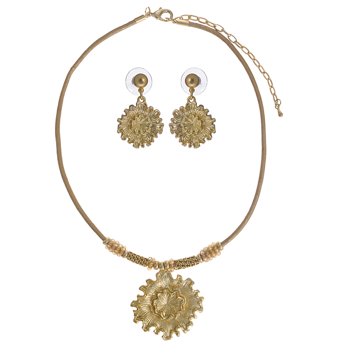 Комплект украшений Fashion Jewelry: колье, серьги, цвет: золотистый. AH71147AH71147 Комплект украшений Fashion Jewelry: колье, серьги, цвет: золотистый. AH71147AH71147Оригинальный комплект украшений Fashion Jewelry включает в себя стильные серьги и колье. Украшения выполнены из металла, пластика и текстиля. Колье состоит из текстильного шнурка с декоративными элементами и подвески в виде цветочка. Колье имеет надежную застежку-карабин с регулирующей длину цепочкой. Элегантные серьги с застежками-гвоздиками, снабженными надежными силиконовыми фиксаторами, выполнены из металла с подвеской в виде цветочка. Изящный комплект придаст вашему образу изюминку, подчеркнет красоту и изящество вечернего платья или преобразит повседневный наряд. Такой комплект позволит вам с легкостью воплотить самую смелую фантазию и создать собственный, неповторимый образ.