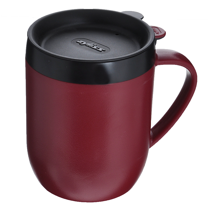 Термокружка Zyliss Hot Mug, с крышкой, с ситечком, цвет: бордовый, черный, 400 млE990004WD Термокружка Zyliss Hot Mug, с крышкой, с ситечком, цвет: бордовый, черный, 400 млE990004WDТермокружка Zyliss Hot Mug изготовлена из высококачественного пластика. Двойные стенки защищают руки от высоких температур и дольше сохраняют температуру напитка. Удобная герметичная пластиковая крышка со специальным отверстием для питья не позволит пролиться любимому напитку во время ходьбы или движения за рулем автомобиля. С помощью ситечка для заваривания, входящего в комплект, можно приготовить кофе или чай непосредственно в кружке, что позволит сэкономить ваше время. Термокружка Hot Mug очень компактна и не займет много места. Теперь вы в любое время и в любом месте сможете насладиться вашим любимым напитком. Диаметр кружки по верхнему краю: 8,5 см. Высота кружки (без крышки): 11,5 см. Диаметр основания фильтра: 7 см. Объем: 400 мл.