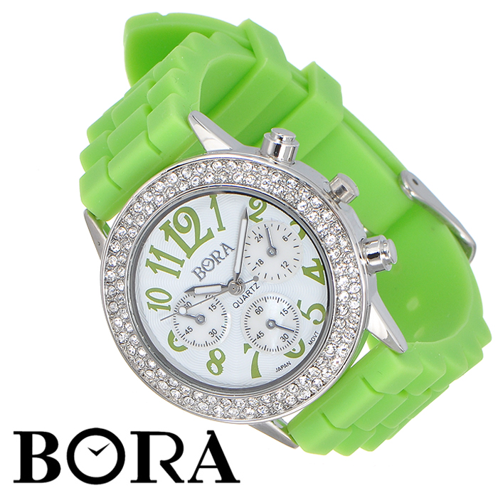 Часы женские наручные Bora. FWRS012 / T-B-3911-WATCH-LIMEFWRS012 / T-B-3911-WATCH-LIME Часы женские наручные Bora. FWRS012 / T-B-3911-WATCH-LIMEFWRS012 / T-B-3911-WATCH-LIMEНаручные женские часы Bora оснащены японским кварцевым механизмом Seiko Instruments. Корпус часов выполнен из металла с гальваническим покрытием PDV и инкрустирован стразами Svarovski. Задняя крышка корпуса изготовлена из нержавеющей стали. Циферблат оформлен арабскими цифрами, и оснащен тремя стрелками - часовой, минутной и секундной. Часовая и минутная стрелки светятся в темноте. Дополнительные маленькие циферблаты - это муляж для внешнего вида. Кнопки не активны. Ремешок из каучука застегивается на пряжку.