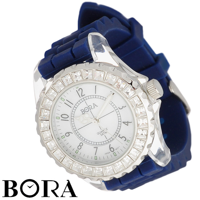 Часы женские наручные Bora. FWBR030 / T-B-2702-WATCH-NAVYFWBR030 / T-B-2702-WATCH-NAVY Часы женские наручные Bora. FWBR030 / T-B-2702-WATCH-NAVYFWBR030 / T-B-2702-WATCH-NAVYНаручные женские часы Bora оснащены японским кварцевым механизмом Seiko Instruments. Корпус часов выполнен из пластика и металла с гальваническим покрытием PDV, инкрустирован стразами. Задняя крышка корпуса изготовлена из нержавеющей стали. Циферблат оформлен арабскими цифрами, оснащен тремя стрелками - часовой, минутной и секундной, светящимися в темноте. Каучуковый ремешок имеет классическую застежку.