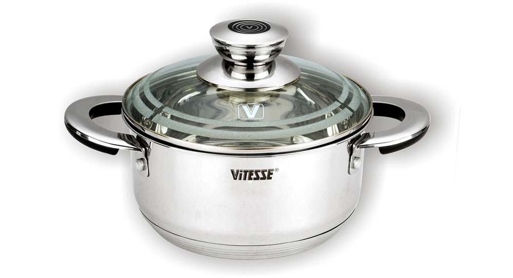 Кастрюля Vitesse Gaby, 2,3 лVS-1569 Кастрюля Vitesse Gaby, 2,3 лVS-1569Кастрюля Vitesse Gaby изготовлена из высококачественной нержавеющей стали 18/10. Многослойное термоаккумулирующее дно кастрюли с прослойкой из алюминия обеспечивает наилучшее распределение тепла. На внутренней стороне имеется шкала литража, что обеспечивает дополнительное удобство при приготовлении пищи. Прозрачная крышка, выполненная из термостойкого стекла с клапаном для выпуска пара, позволяет следить за процессом приготовления пищи, а литая ручка, крепящаяся к корпусу кастрюли заклепками, обеспечивает удобство при эксплуатации. Форма кромки кастрюли предотвращает разливание жидкости, а благодаря правильности линий кромки в комбинации с крышкой обеспечивается максимальная герметизация между ними. Кастрюля подходит для газовых, электрических, стеклокерамических и индукционных плит и пригодна для мытья в посудомоечной машине. Характеристики: Материал: нержавеющая сталь, алюминий, стекло. Объем: 2,3 л. Диаметр: 18...