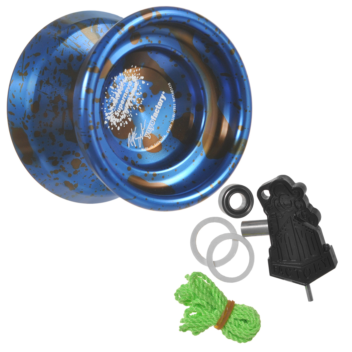 Йо-йо YoYoFactory Supernova, цвет: синий, черныйsupernova/blue Йо-йо YoYoFactory Supernova, цвет: синий, черныйsupernova/blueНа данный момент йо-йо YoYoFactory Supernova - лидер среди профессиональных металлических йо-йо для соревнований и активных тренировок. Supernova отличается от стандартных моделей, главным образом, слегка облегченным весом, что увеличило ее скорость в сложных комбо, и покрытием Acid Wash. Привычная форма более стабильна, широкий гэп и удобная кэтч зона, удобные тормоза Central Bearing Company, возможность делать долгий слип, плавный ход всего пути, отличное покрытие и оформление - подарят невероятное наслаждение всем ценителям игры в йо-йо! Йо-йо - это игрушка, состоящая из двух симметричных половинок соединенных осью, к которой прикреплена веревка. Современный йо-йо значительно отличается от тех, к которым многие привыкли. Сейчас йо-йо - это такая же часть молодежной культуры, как скейт, ВМХ или сноуборд. Йо-йо популярно во многих странах мира, таких как Россия, США и Япония. Ежегодно во всем мире проходят различные чемпионаты по игре с йо-йо, в том числе и...