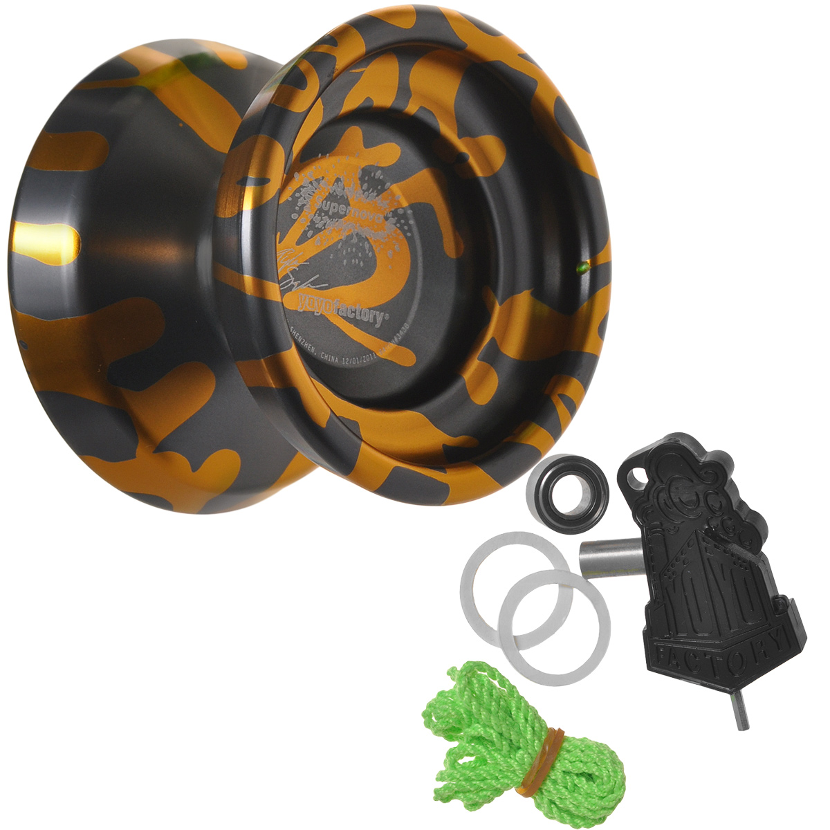 Йо-йо YoYoFactory Supernova, цвет: золотистый, серебристыйsupernova/gold Йо-йо YoYoFactory Supernova, цвет: золотистый, серебристыйsupernova/goldНа данный момент йо-йо YoYoFactory Supernova - лидер среди профессиональных металлических йо-йо для соревнований и активных тренировок. Supernova отличается от стандартных моделей, главным образом, слегка облегченным весом, что увеличило ее скорость в сложных комбо, и покрытием Acid Wash. Привычная форма более стабильна, широкий гэп и удобная кэтч зона, удобные тормоза Central Bearing Company, возможность делать долгий слип, плавный ход всего пути, отличное покрытие и оформление - подарят невероятное наслаждение всем ценителям игры в йо-йо! Йо-йо - это игрушка, состоящая из двух симметричных половинок соединенных осью, к которой прикреплена веревка. Современный йо-йо значительно отличается от тех, к которым многие привыкли. Сейчас йо-йо - это такая же часть молодежной культуры, как скейт, ВМХ или сноуборд. Йо-йо популярно во многих странах мира, таких как Россия, США и Япония. Ежегодно во всем мире проходят различные чемпионаты по игре с йо-йо, в том числе и...