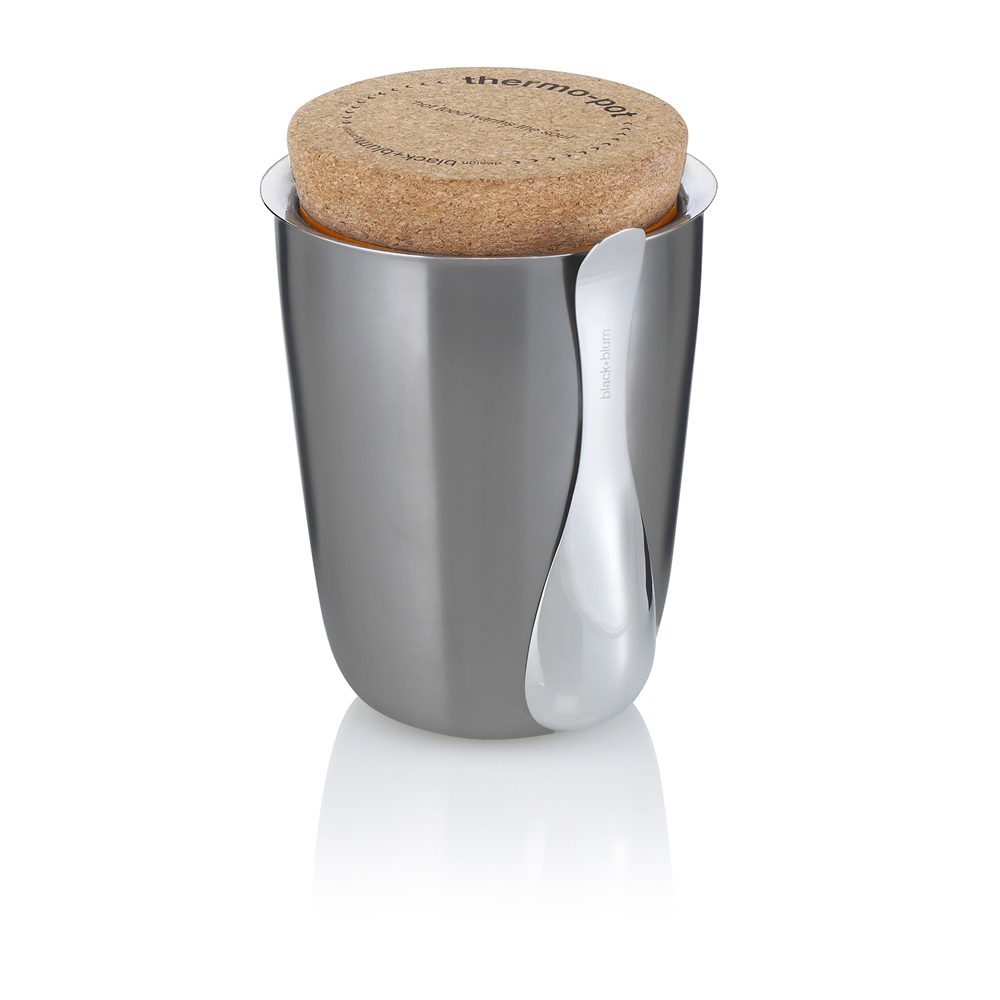 Ланч-бокс Black+Blum Thermo-pot, для горячегоTP001 Ланч-бокс Black+Blum Thermo-pot, для горячегоTP001Ланч-бокс Thermo-pot, выполненная из нержавеющей стали с функцией сохранения температуры. Сбоку на прочном магните прикреплена ложка, а пробковая крышка не допустит ни малейшего протекания благодаря плотному закрыванию с помощью силиконовой вставки вокруг. Способен хранить тепло до 6 часов. Идеален как для похода на пикник, так и для каждодневного ношения на работу.