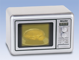 Klein Игрушечная микроволновая печь Miele цвет серебристый9492 Klein Игрушечная микроволновая печь Miele цвет серебристый9492C микроволновой печью Klein Miele ваш ребенок сможет почувствовать себя настоящим кулинаром. С такой печью все игрушки будут накормлены вкусной едой. Необыкновенно реалистичная печь выполнена из безопасного пластика серебристого цвета и является уменьшенной копией печи MIELE. Микроволновка снабжена цифровым дисплеем с возможностью выставления таймера (3 режима), восьмью кнопками для приготовления блюд, двумя ручками-переключателями, проворачивающимися со звуком трещотки, а также большой кнопкой для открывания дверцы. Внутри находится круглая подставка для еды. При активизации микроволновки включится подсветка, подставка начнет вращаться, при этом будут слышны характерные звуки работы печи. По истечению времени нагревания свет внутри печи погаснет. В комплект также входит муляж в виде курочки. Порадуйте своего ребенка таким великолепным подарком! Необходимо докупить 2 батарейки напряжением 1,5V типа АА (не входят в комплект).