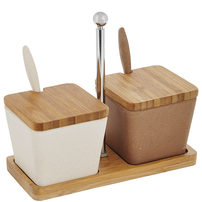 Набор для специй Frybest Bamboo, сервировочный, 5 предметовBM-05-3 Набор для специй Frybest Bamboo, сервировочный, 5 предметовBM-05-3Набор для специй Frybest Bamboo состоит из двух квадратных контейнеров для сыпучих продуктов, двух ложечек и деревянной подставки. Изделия выполнены из бамбукового волокна - экологически чистого материала, который не содержит примесей и токсинов, что важно для здоровья человека. Кроме того, это биоразлагаемый материал, который не вредит окружающей среде. Набор контейнеров на подставке - это оптимальный и компактный вариант для хранения сахара и соли, варенья и меда, специй. Изделия оснащены деревянными крышками с выемками для ложек. Ложечки также выполнены из бамбука. Контейнеры размещаются на удобной прямоугольной деревянной подставке с металлической ручкой. Размер контейнера (по верхнему краю): 7,5 см х 7,5 см. Высота (с учетом крышки): 7 см. Длина ложки: 11,5 см. Размер подставки: 17 см х 7,5 см.