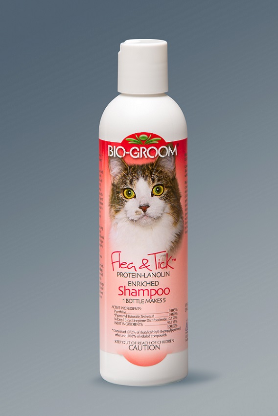 Шампунь для кошек Bio-Groom Flea&Tick, от блох, 236 мл18008 Шампунь для кошек Bio-Groom Flea&Tick, от блох, 236 мл18008Шампунь для кошек Bio-Groom Flea&Tick - кондиционирующий шампунь-концентрат, в состав которого входят Пиретрины для эффективной защиты от блох, вшей и клещей. Кокосовое масло в составе ингредиентов этой формулы способствует мягкому мытью, улучшению яркости всех окрасов и делают шерсть искрящейся. Протеин и Ланолин в этом шампуне помогают кондиционировать кожу и шерсть, предотвращают сухость и придают шерсти объем, усиливая блеск и сияние. Шерсть становится гладкой, легко расчесывается и не спутывается. pH-Сбалансирован, мягкий, легко смывается, оставляет шерсть чистой и приятно пахнущей. Способ применения: Подготовьте шампунь: разведите требуемое количество концентрата теплой водой в соответствующей пропорции. Намочите шерсть. Нанесите шампунь, руками взбейте пену (промассируйте шерсть). Тщательно смойте шампунь, затем высушите шерсть. Состав: Перметрин 0.045%, Пиперонила бутоксид,Промышленный 0.090%, П-октилгаллат Бициклогептен Дикарбоксимид...