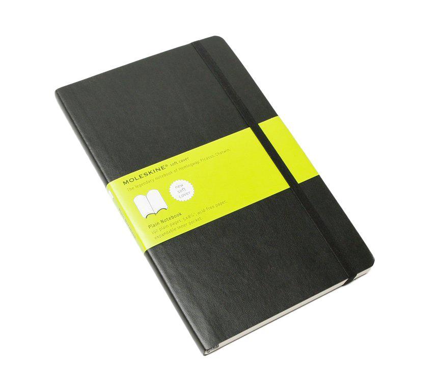 Блокнот Moleskine Moleskine Classic Classic (нелинованная) Large черныйQP062EN Блокнот Moleskine Moleskine Classic Classic (нелинованная) Large черныйQP062ENЗаписная книжка в твердой обложке содержит 240 нелинованных страниц. Неповторимые черты записной книжки Молескин: Удобная эластичная застежка; Прочная влагозащитная обложка; Прошитый нитками переплет; Практичные скругленные углы; Не желтеющие со временем страницы; Быстро впитывающая чернила бумага; Функциональная лента-закладка; Вместительный внутренний кармашек. Характеристики: Цвет: черный. Размер: 13 см х 21 см x 1,3 см. Материал: бумага, влагостойкий синтетический материал. Moleskine (Молескин) - легендарная записная книжка, которой уже два столетия отдает дань любви и уважения европейская творческая интеллигенция: писатели, журналисты, художники, дизайнеры, архитекторы, актеры и музыканты. Среди знаменитых поклонников Moleskine - Эрнест Хемингуэй и Пабло Пикассо, Брюс Чатвин и Луис Сепульведа, Винсент Ван Гог и Анри Матисс, Жан-Поль Сартр и Гийом Апполлинер, Оскар Уайльд и Гертруда...