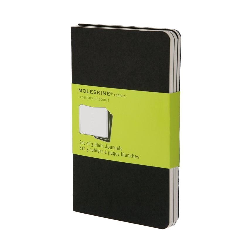 Блокнот Moleskine Cahier (нелинованная) Pocket черная 3 штQP313EN Блокнот Moleskine Cahier (нелинованная) Pocket черная 3 штQP313ENЛегкая и компактная записная книжка Moleskine Cahier поместится в любом кармане. Записная книжка в картонной обложке без пропитки содержит 64 нелинованные страницы. Неповторимые черты записной книжки Молескин: Прошитый нитками переплет; Практичные скругленные углы; Не желтеющие со временем страницы; Последние 16 листов с перфорацией для отрыва; Быстро впитывающая чернила бумага; Вместительный внутренний кармашек. Характеристики: Цвет: черный. Размер: 9 см х 14 см. Материал: бумага, картон. Moleskine (Молескин) - легендарная записная книжка, которой уже два столетия отдает дань любви и уважения европейская творческая интеллигенция: писатели, журналисты, художники, дизайнеры, архитекторы, актеры и музыканты. Среди знаменитых поклонников Moleskine - Эрнест Хемингуэй и Пабло Пикассо, Брюс Чатвин и Луис Сепульведа, Винсент Ван Гог и Анри Матисс, Жан-Поль Сартр и Гийом Апполлинер, Оскар Уайльд и...