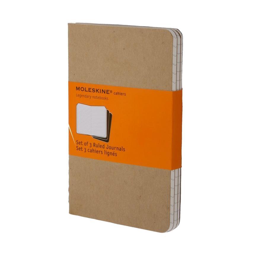 Блокнот Moleskine Cahier (в линейку) Large бежевая 3 штQP416EN Блокнот Moleskine Cahier (в линейку) Large бежевая 3 штQP416ENЗаписная книжка в картонной обложке без пропитки содержит 80 страниц в линейку. Неповторимые черты записной книжки Молескин: Прошитый нитками переплет; Практичные скругленные углы; Не желтеющие со временем страницы; Последние 16 листов с перфорацией для отрыва; Быстро впитывающая чернила бумага; Вместительный внутренний кармашек для документов. Записная книжка Moleskine занимает 17 место среди 999 самых значимых предметов дизайна, созданных в мире за последние 200 лет. (Издание Phaidon Design Classics, Великобритания, 2009). Характеристики: Материал: бумага, картон. Цвет: бежевый. Размер: 13 см х 21 см. Изготовитель: Вьетнам. Moleskine (Молескин) - легендарная записная книжка, которой уже два столетия отдает дань любви и уважения европейская творческая интеллигенция: писатели, журналисты, художники, дизайнеры, архитекторы, актеры и музыканты. Среди знаменитых поклонников Moleskine - Эрнест...