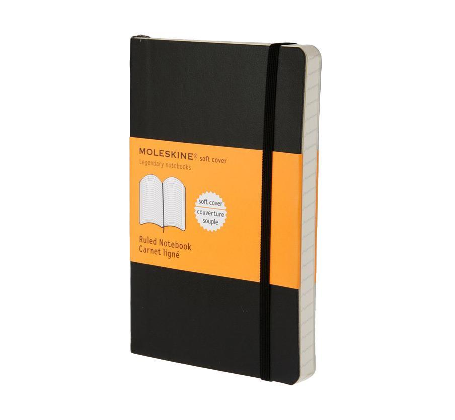 Блокнот Moleskine Moleskine Classic Classic Soft (в линейку) Pocket черныйQP611EN Блокнот Moleskine Moleskine Classic Classic Soft (в линейку) Pocket черныйQP611ENЗаписная книжка в мягкой обложке содержит 192 страницы в линейку. Неповторимые черты записной книжки Молескин: Удобная эластичная застежка; Прочная влагозащитная обложка; Прошитый нитками переплет; Практичные скругленные углы; Не желтеющие со временем страницы; Быстро впитывающая чернила бумага; Функциональная лента-закладка; Вместительный внутренний кармашек. Характеристики: Цвет: черный. Размер: 9 см х 14 см x 1,1 см. Материал: бумага, влагостойкий синтетический материал. Moleskine (Молескин) - легендарная записная книжка, которой уже два столетия отдает дань любви и уважения европейская творческая интеллигенция: писатели, журналисты, художники, дизайнеры, архитекторы, актеры и музыканты. Среди знаменитых поклонников Moleskine - Эрнест Хемингуэй и Пабло Пикассо, Брюс Чатвин и Луис Сепульведа, Винсент Ван Гог и Анри Матисс, Жан-Поль Сартр и Гийом Апполлинер, Оскар Уайльд и Гертруда Стайн....