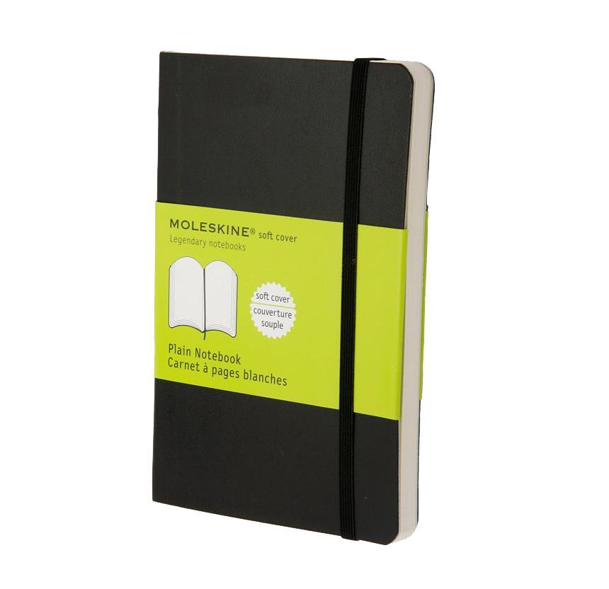 Блокнот Moleskine Classic Soft (нелинованная) Pocket черныйQP613EN Блокнот Moleskine Classic Soft (нелинованная) Pocket черныйQP613ENЗаписная книжка в мягкой обложке содержит 192 нелинованные страницы. Неповторимые черты записной книжки Молескин: Удобная эластичная застежка; Прочная влагозащитная обложка; Прошитый нитками переплет; Практичные скругленные углы; Не желтеющие со временем страницы; Быстро впитывающая чернила бумага; Функциональная лента-закладка; Вместительный внутренний кармашек. Характеристики: Цвет: черный. Размер: 9 см х 14 см x 1,1 см. Материал: бумага, влагостойкий синтетический материал. Moleskine (Молескин) - легендарная записная книжка, которой уже два столетия отдает дань любви и уважения европейская творческая интеллигенция: писатели, журналисты, художники, дизайнеры, архитекторы, актеры и музыканты. Среди знаменитых поклонников Moleskine - Эрнест Хемингуэй и Пабло Пикассо, Брюс Чатвин и Луис Сепульведа, Винсент Ван Гог и Анри Матисс, Жан-Поль Сартр и Гийом Апполлинер, Оскар Уайльд и Гертруда Стайн....