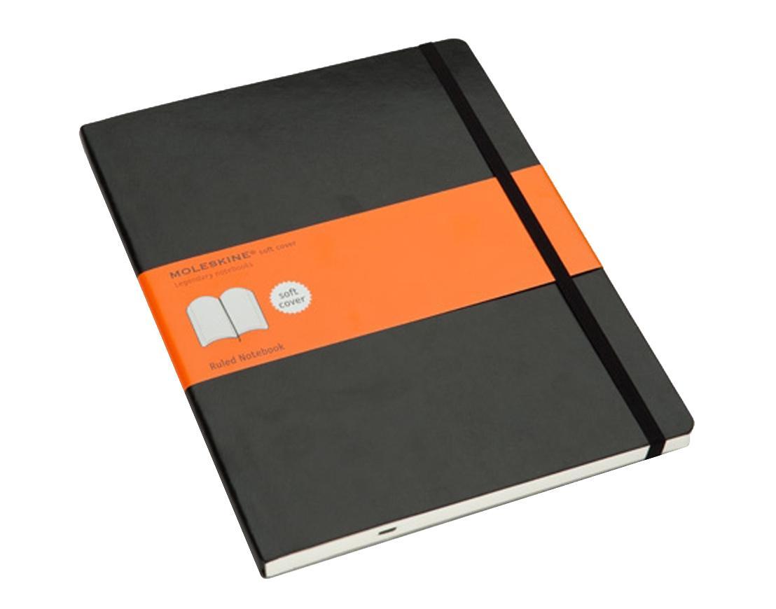 Блокнот Moleskine Classic Soft (в линейку) ХLarge чернаяQP621EN Блокнот Moleskine Classic Soft (в линейку) ХLarge чернаяQP621ENЗаписная книжка в мягкой обложке содержит 192 страницы в линейку. Неповторимые черты записной книжки Молескин: Не желтеющие со временем страницы; Удобная эластичная застежка; Прочная влагозащитная обложка; Практичные скругленные углы; Функциональная лента-закладка; Вместительный внутренний кармашек. Характеристики: Цвет: черный. Размер: 19 см х 25 см x 1,1 см. Материал: бумага, влагостойкий синтетический материал. Moleskine (Молескин) - легендарная записная книжка, которой уже два столетия отдает дань любви и уважения европейская творческая интеллигенция: писатели, журналисты, художники, дизайнеры, архитекторы, актеры и музыканты. Среди знаменитых поклонников Moleskine - Эрнест Хемингуэй и Пабло Пикассо, Брюс Чатвин и Луис Сепульведа, Винсент Ван Гог и Анри Матисс, Жан-Поль Сартр и Гийом Апполлинер, Оскар Уайльд и Гертруда Стайн. Множество ярких идей и набросков были до времени скрыты этим тайным...