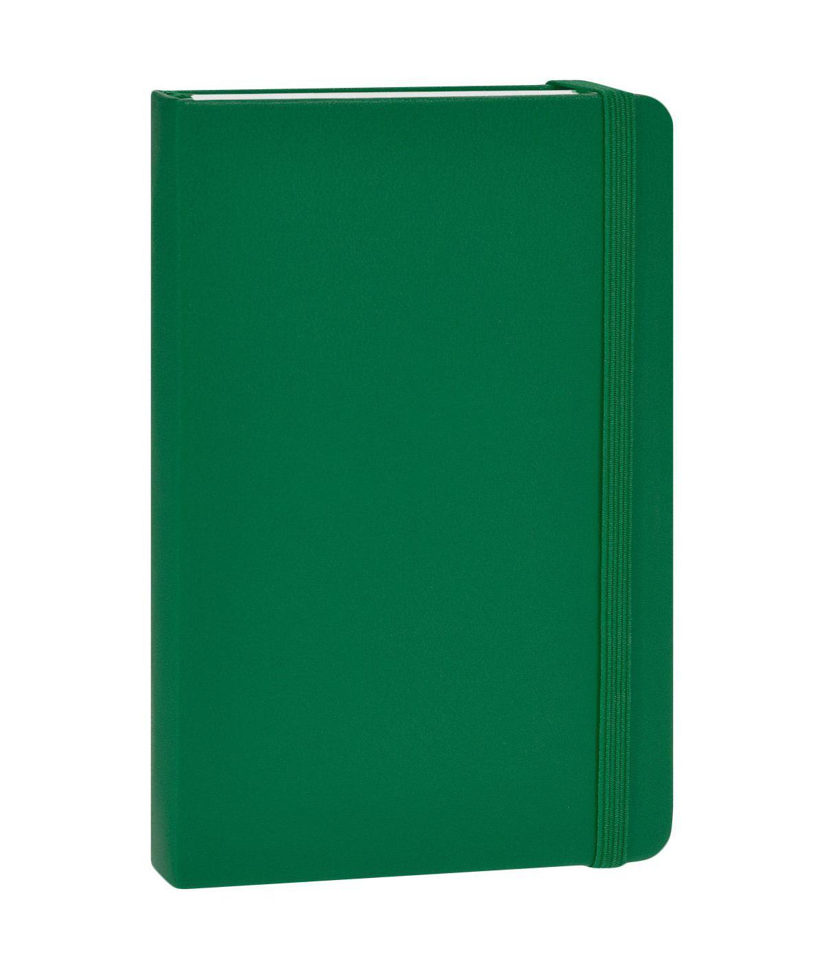 Блокнот Moleskine Moleskine Classic Classic нелинованная зеленыйQP012K1 Блокнот Moleskine Moleskine Classic Classic нелинованная зеленыйQP012K1Записная книжка Moleskine Classic - незаменимый помощник в офисе, дома или в университете. Она сохранит любую информацию, будь то телефоны или адреса друзей, список покупок или важные мысли. Благодаря небольшому формату ее легко взять с собой. Интегральный переплет и плотная обложка из кожзаменителя с влагозащитным покрытием сохранят книжку в аккуратном состоянии на протяжении всего времени ее использования. Внутренний блок выполнен из нелинованной кремовой офсетной бумаги, не содержащей кислоты. Закладка-ляссе в тон обложки поможет быстро найти и открыть нужную страницу. На заднем форзаце имеется бумажный кармашек. Записная книжка плотно закрывается при помощи фиксирующей резинки.