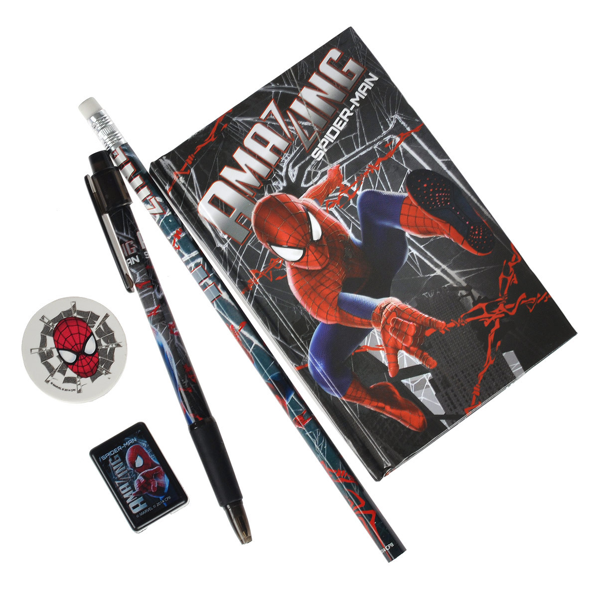 Канцелярский набор Spider-Man, 5 предметовSMBB-US1-360 Канцелярский набор Spider-Man, 5 предметовSMBB-US1-360Канцелярский набор Spider-Man станет незаменимым атрибутом в учебе любого школьника. Он включает в себя чернографитный карандаш с ластиком на конце, ластик, точилку, автоматическую ручку и записную книжку. Ручка снабжена прорезиненной вставкой в области захвата, подача стержня производится путем нажатия на кнопку в верхней части ручки. Обложка записной книжки выполнена из плотного картона, внутренний блок содержит листы с печатью. Все предметы набора оформлены изображениями супергероя Человека-Паука.