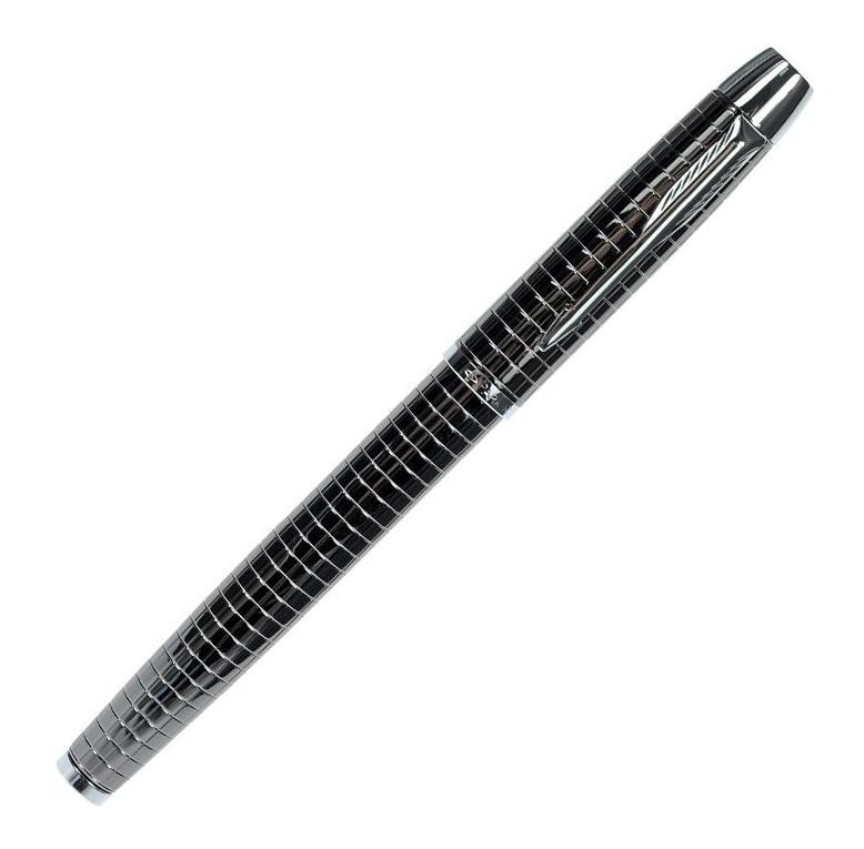 Ручка перьевая Parker Im Premium Dark Grey Gun Metal Chiselled, цвет корпуса: темно-серый металликS0908690 Ручка перьевая Parker Im Premium Dark Grey Gun Metal Chiselled, цвет корпуса: темно-серый металликS0908690Характеристики: Материал корпуса: латунь. Покрытие: лак. Отделка корпуса: хром. Цвет корпуса: темно-серый металлик. Материал пера: нержавеющая сталь. Отделка пера: хром. Длина ручки без колпачка: 11,7 см. Длина ручки с колпачком: 13,9 см. Диаметр ручки: 1,1 см. Объем картриджа: 1,7 мл. Длина картриджа: 7,5 см. Максимальный диаметр картриджа: 0,7 см. Посадочные диаметры картриджа (наружный/внутренний): 0,55/0,35 см. Линия письма: тонкая (F). Цвет чернил: синий. Размер футляра: 17,5 см x 5 см x 3,5 см. Гарантия производителя: 2 года. Производитель: Франция. Артикул: S0908690. Марка Parker гарантирует полную уверенность в превосходном качестве товара. Ручка Parker будет не только долго служить, но и неизменно радовать удобством и легкостью письма, надежностью в эксплуатации и прекрасным эстетическим исполнением. Удивительное разнообразие моделей, а также великолепие и надежность отделки...