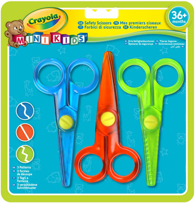 Набор детских ножниц Crayola, 3 шт81-8119 Набор детских ножниц Crayola, 3 шт81-8119Разноцветные детские ножницы Crayola предназначены для разрезания бумаги. Малыши обожают вырезать из бумаги фигурки, создавать аппликации, коллажи и другие поделки. Теперь в вашем распоряжении есть ножницы с пластиковыми лезвиями и круглыми наконечниками, которые не нанесут вреда нежным детским пальчикам. В наборе 3 пары ножниц: зеленого, синего и красного цветов. У каждых лезвия индивидуальной формы: красные позволяют получить при вырезании прямой край, синие - волнообразный, а зеленые - зигзагообразный. Ножницы выполнены из пластика и абсолютно безопасны для детей. Благодаря эргономичным ручкам они удобны в применении. Такие ножницы отлично подойдут для детского творчества и помогут детям развить координацию движений и моторику рук.