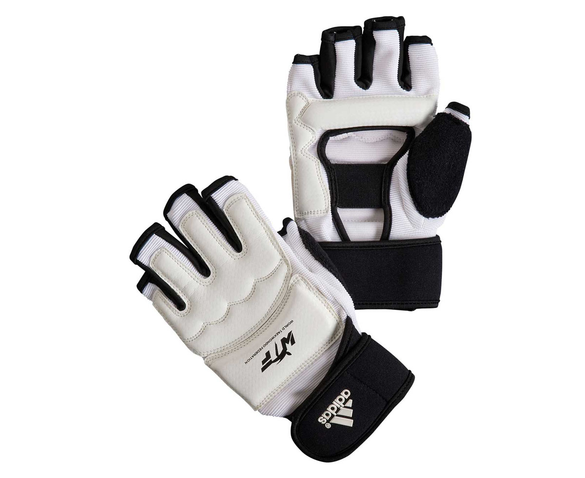 Перчатки для тхэквондо Adidas Fighter Gloves WTF, цвет: белый. Размер XLadiTFG01 Перчатки для тхэквондо Adidas Fighter Gloves WTF, цвет: белый. Размер XLadiTFG01Боевые перчатки Adidas Fighter Gloves предназначены для занятий тхэквондо и другими видами единоборств. Они отлично защищают суставы рук, но при этом не сковывают движения. В отличие от боксерских перчаток, они имеют обрезанные пальцы и открытую ладонь, что позволяет осуществлять захват. Перчатки Adidas Fighter Gloves WTF выполнены из искусственной кожи. Они обладают повышенной устойчивостью к изнашиванию. Перчатки прочно фиксируются на запястье широкой манжетой на липучке, что гарантирует быстроту и удобство одевания.