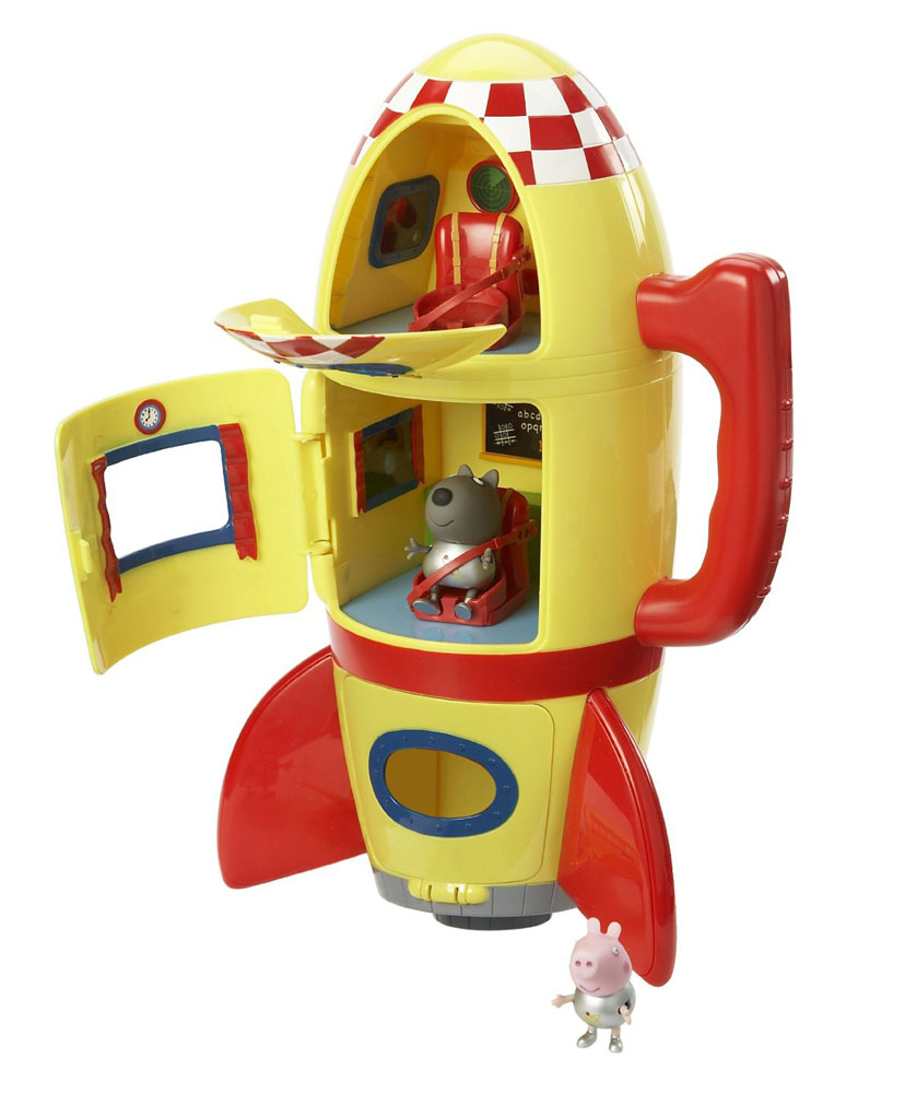 Игровой набор Peppa Pig Космический корабль Пеппы20832 Игровой набор Peppa Pig Космический корабль Пеппы20832Игровой набор Космический корабль Пеппы, непременно понравится вашему ребенку и займет его внимание надолго. Набор включает в себя космический корабль, оборудованный удобной ручкой для переноски, фигурки волчонка Дэни и Джорджа. Джордж и Дэни могут сидеть, стоять, двигать ручками и ножками. Игрушки изготовлены из безопасного пластика. Космический корабль воспроизводит реалистичный звук взлетающей ракеты. Джордж и его друг волчонок Дэни, надев скафандры металлического цвета, отправляются в межгалактическое путешествие на трехъярусном космическом корабле. В каждом из трех отсеков находятся сидения, оборудованные ремнями безопасности, которые не дадут космонавтам выпасть во время полета. Все отделения летательного аппарата имеют собственный вход с закрывающейся дверью и иллюминатором. В космической ракете установлены бортовые приборы и доска с мелом. В таком надежном корабле отважным героям не страшны никакие трудности! Ваш ребенок с удовольствием будет играть с этим...